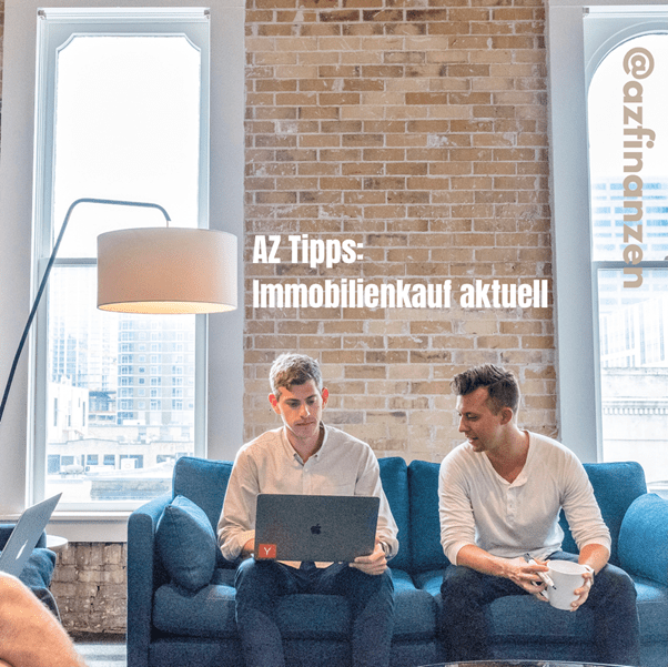 Zwei Männer im Gespräch auf einem Sofa mit dem Text „AZ Tipps: Immobilienkauf aktuell“
