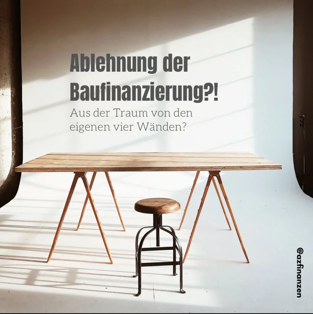 Leerer Tisch mit Stuhl und Text: Ablehnung der Baufinanzierung?