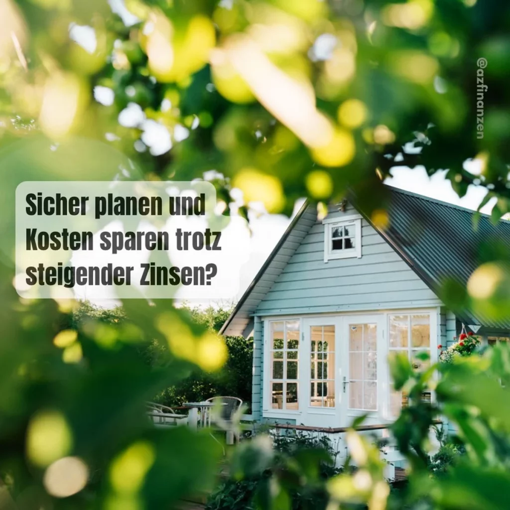 Haus im Grünen mit Text: Sicher planen und Kosten sparen trotz steigender Zinsen