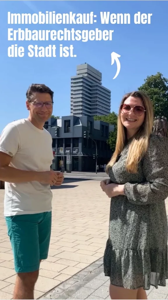Andreas und Esther Zachraj vor Hochhaus in Kaiserslautern mit Text zum Thema Erbbaurecht durch die Stadt